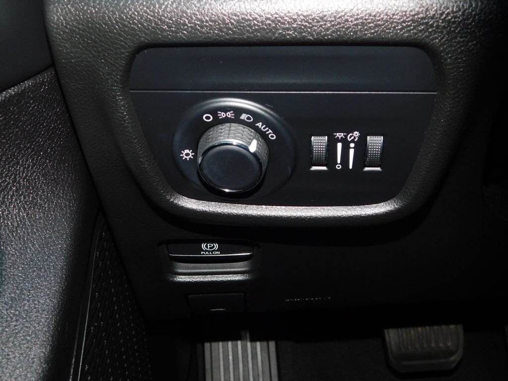 Used 2024 White Jeep Altitude image 29