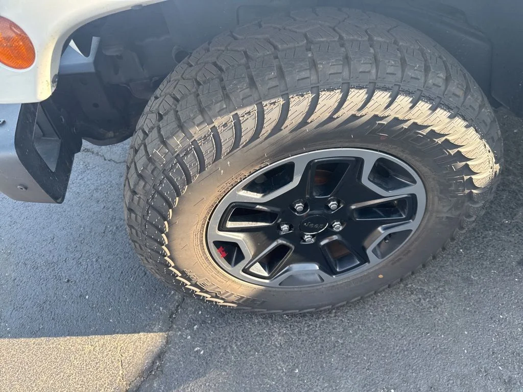 Used 2016 White Jeep Unlimited Rubicon image 47