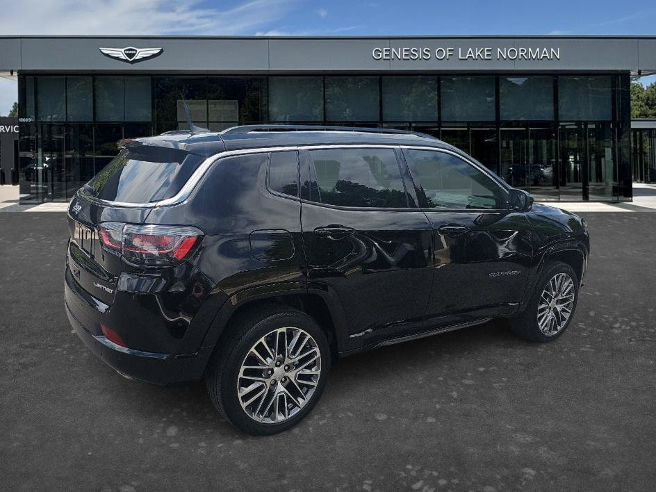 Used 2022 Diamond Black Crystal Pearlcoat Jeep Limited image 5