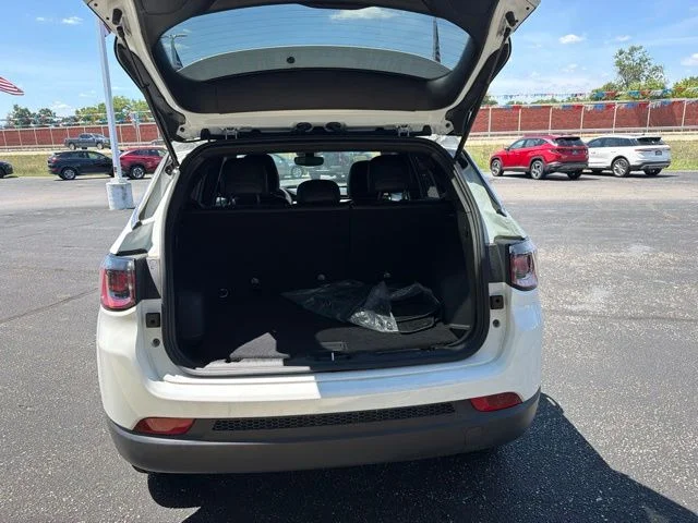 Certified Used 2023 Bright White Clearcoat Jeep Latitude Lux image 10