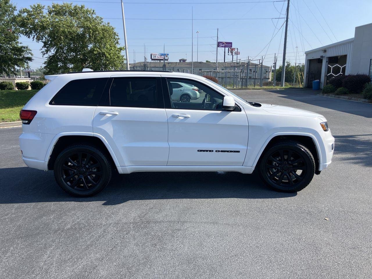 Used 2019 White (Bright White Clearcoat) Jeep Altitude image 6