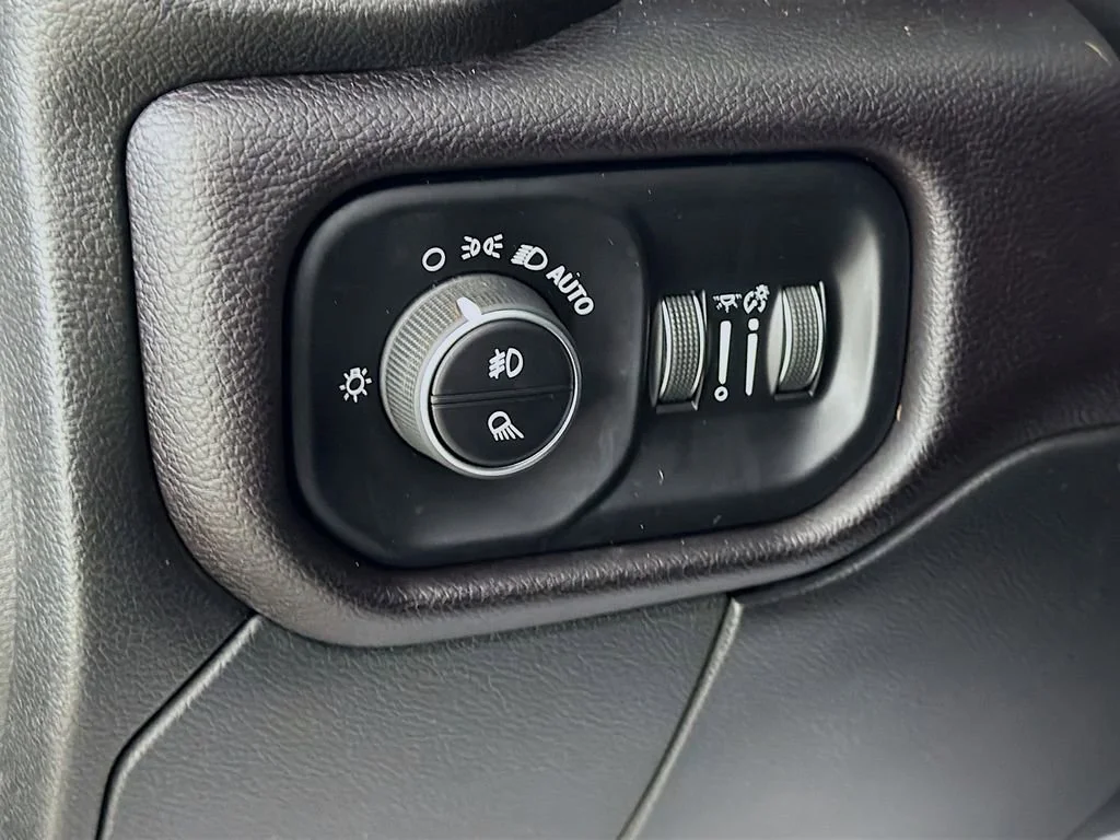 Used 2022  Ram Laramie image 11