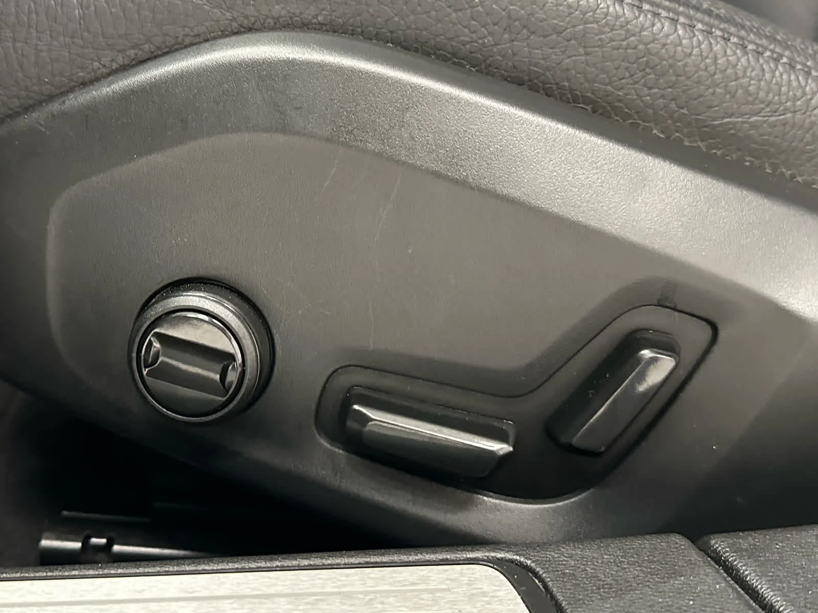 Used 2024 Vapour Grey Metallic Volvo Plus image 12