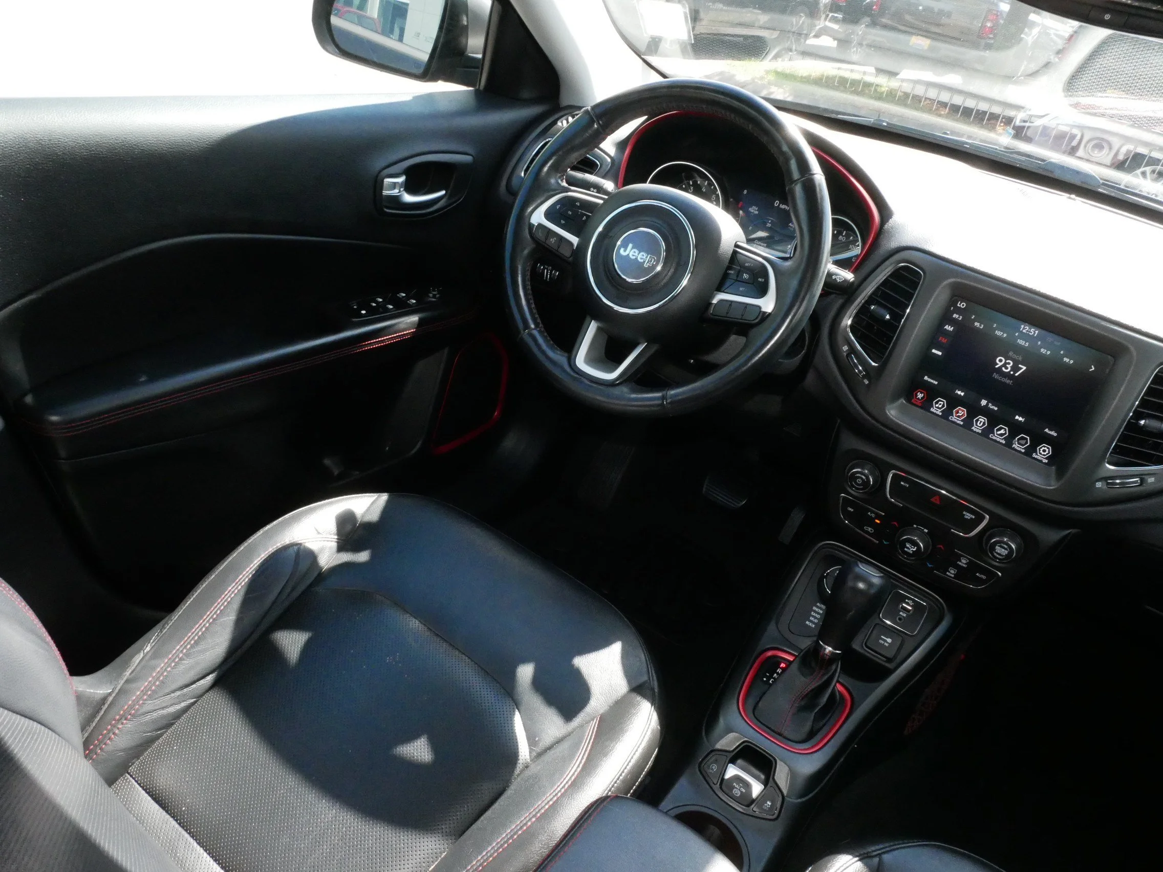 Used 2018 Diamond Black Crystal Pearlcoat Jeep Trailhawk image 9