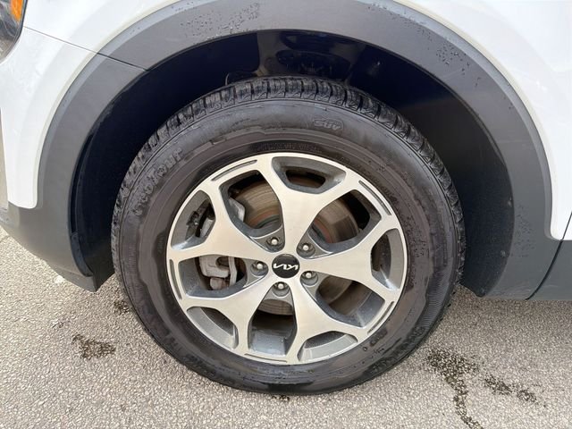 Used 2022 White Kia EX image 21