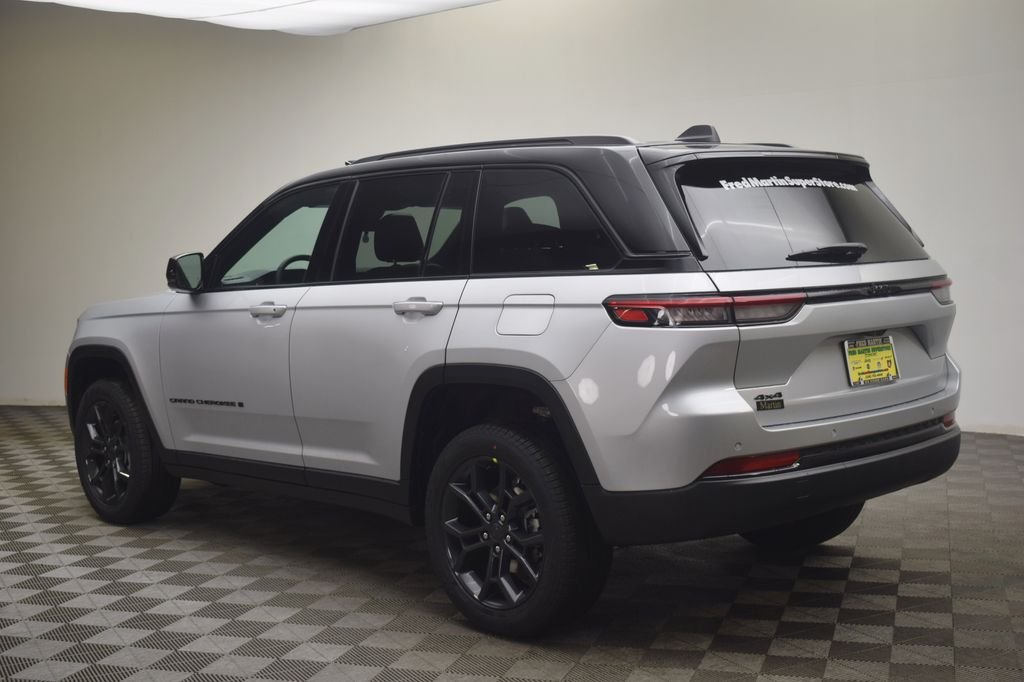 New 2025 Silver Zynith Exterior Paint Jeep Limited image 13