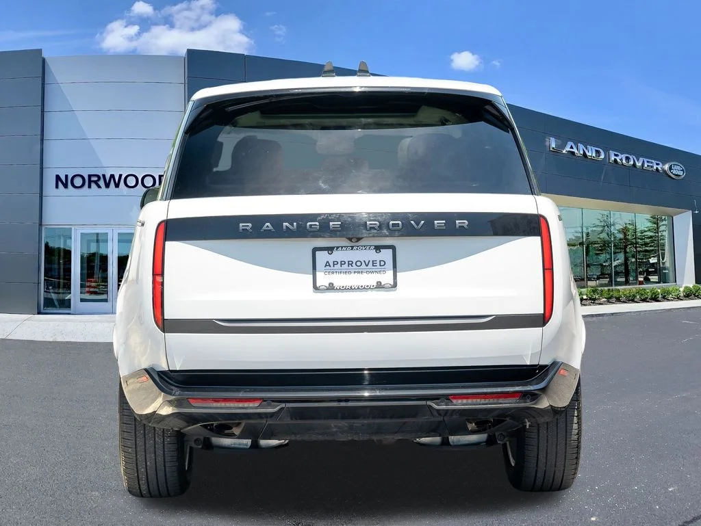 Used 2025 White Land Rover SE image 5
