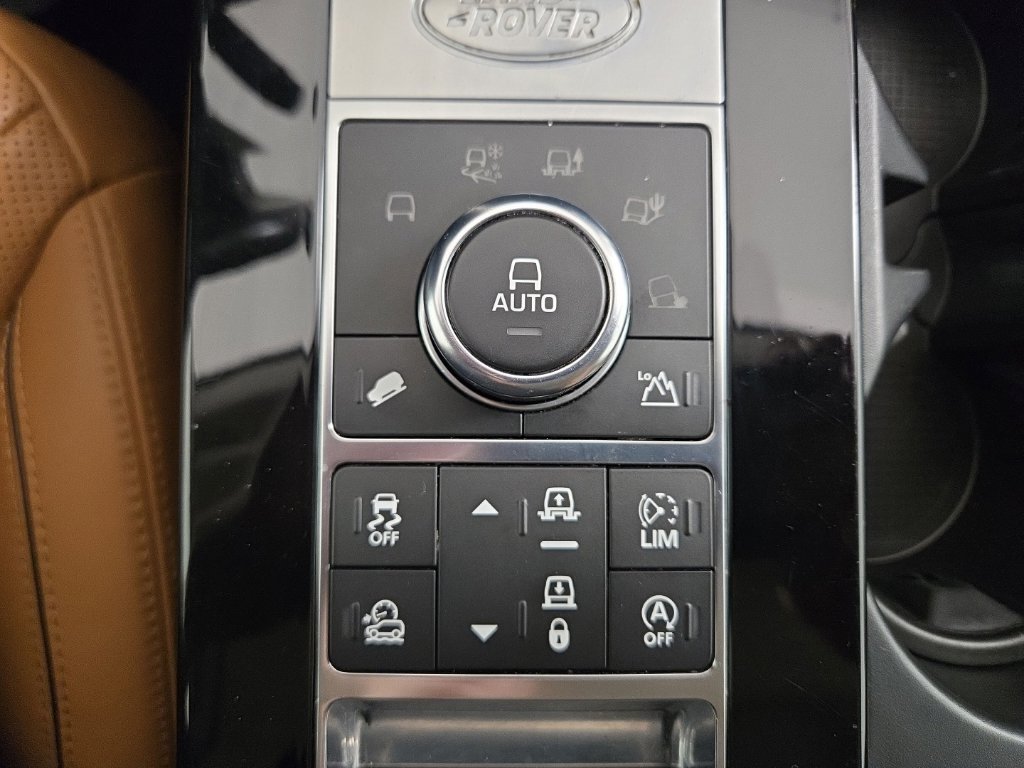 Used 2018 Fuji White Land Rover HSE Luxury image 16