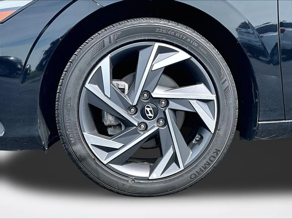 Used 2025 Black Hyundai SEL Sport image 8