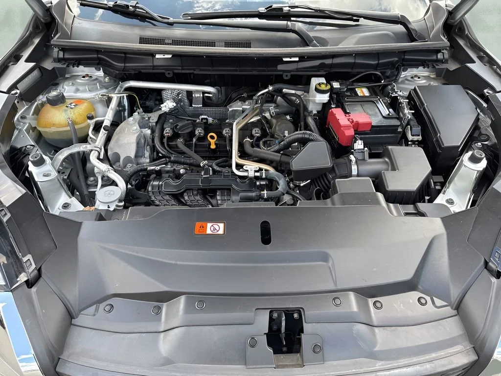 Used 2022 Silver Mitsubishi SE image 32