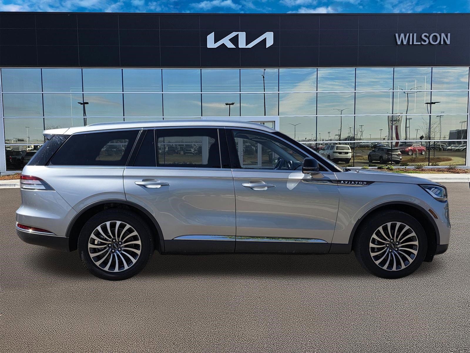 Used 2023 Silver Radiance Metallic Clearcoat Lincoln Standard image 3