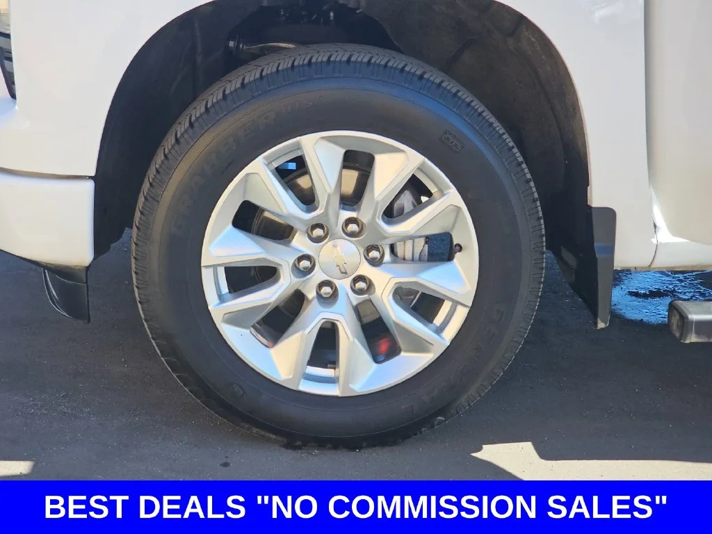 Used 2024 White Chevrolet Custom image 35