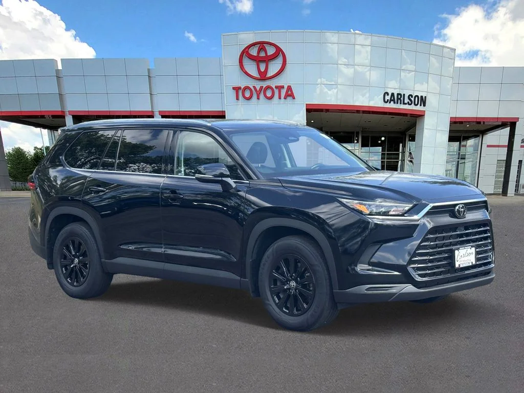 Used 2025  Toyota XLE image 4