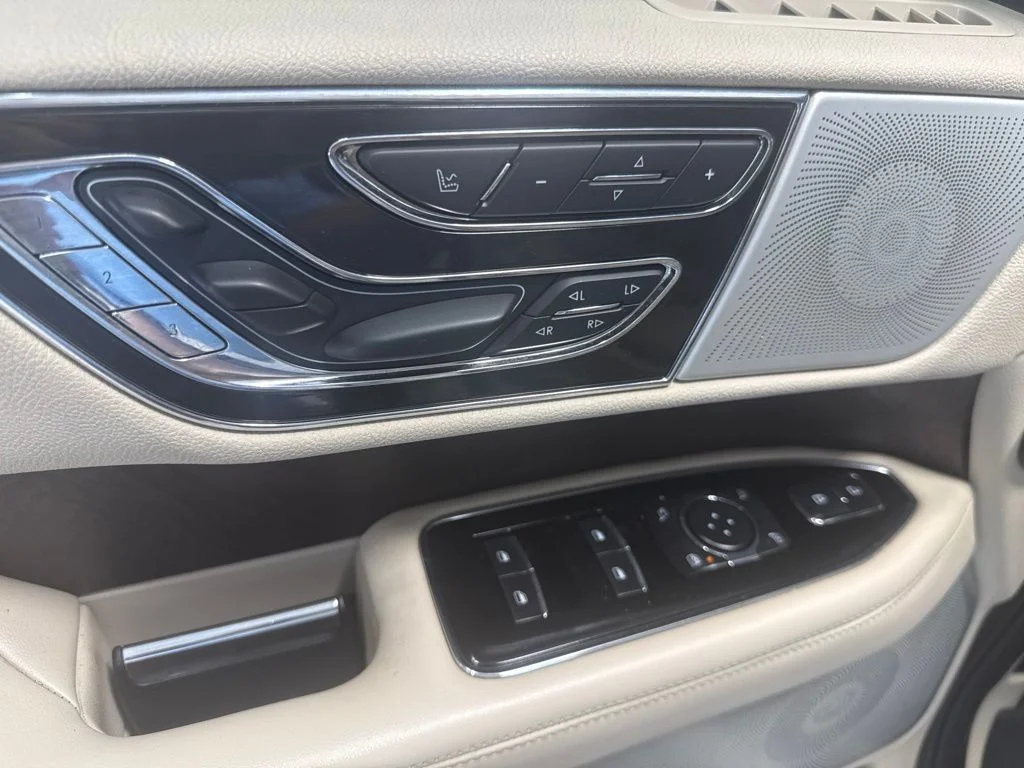Used 2020 White Lincoln Reserve image 18