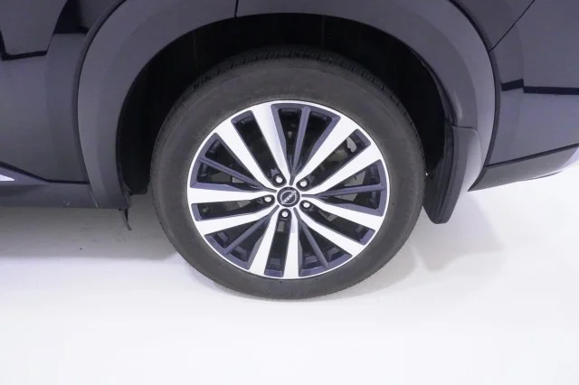 Used 2022 BLACK Nissan Platinum image 11