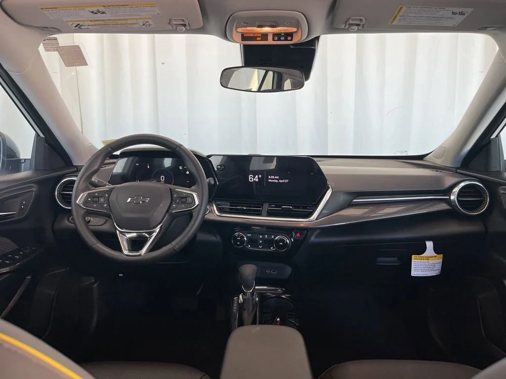 New 2025 Summit White Chevrolet ACTIV image 9