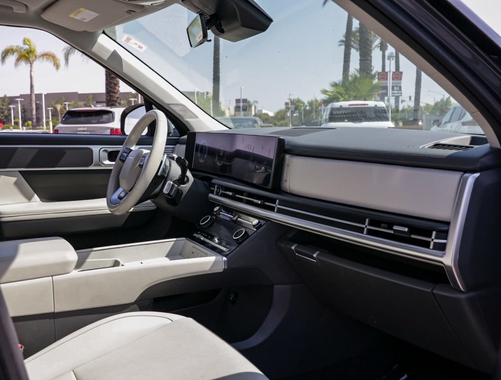 Used 2025 Gray Hyundai SEL image 18