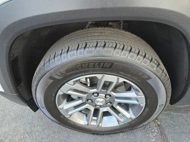 Used 2025 White GMC Elevation image 24