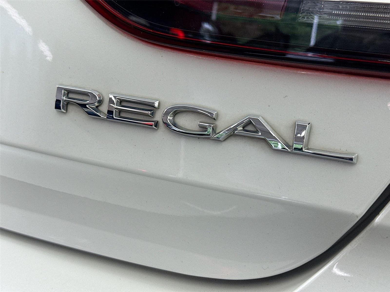 Used 2018 White Frost Tricoat Buick Essence image 16