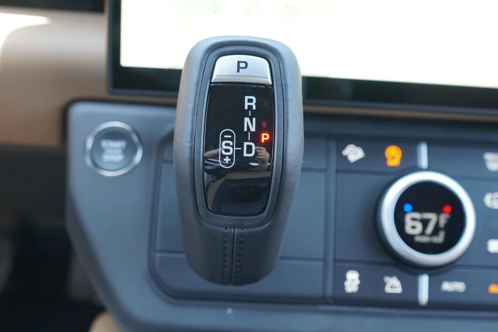 New 2026 Black Land Rover X-Dynamic SE image 15