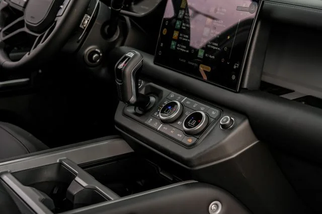 2025 Land Rover Defender V8 - Photo 32