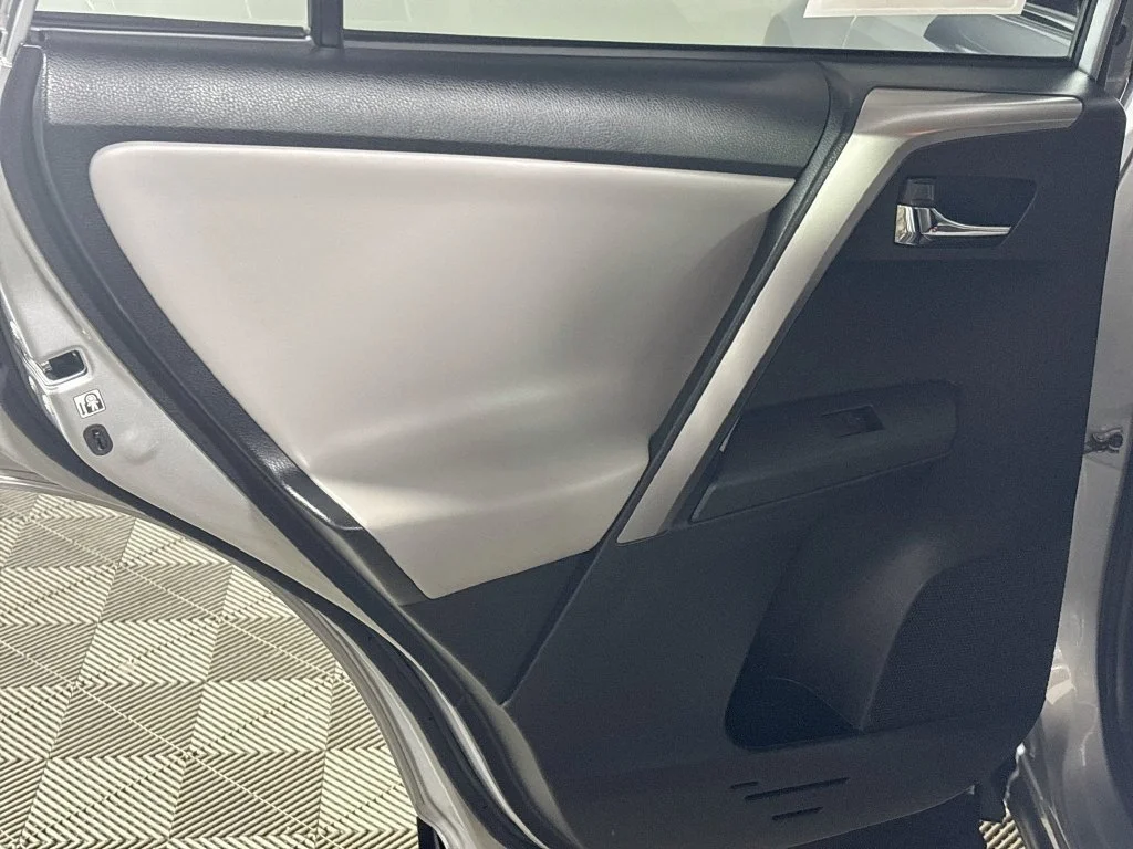 Used 2018 Silver Sky Metallic Toyota XLE image 19