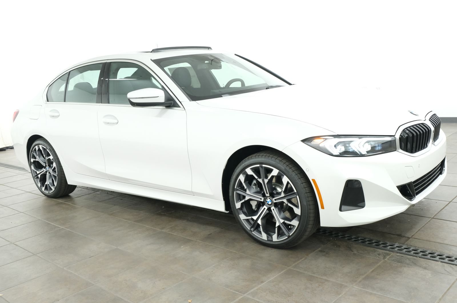New 2026 Mineral White Metallic BMW 330i xDrive image 9