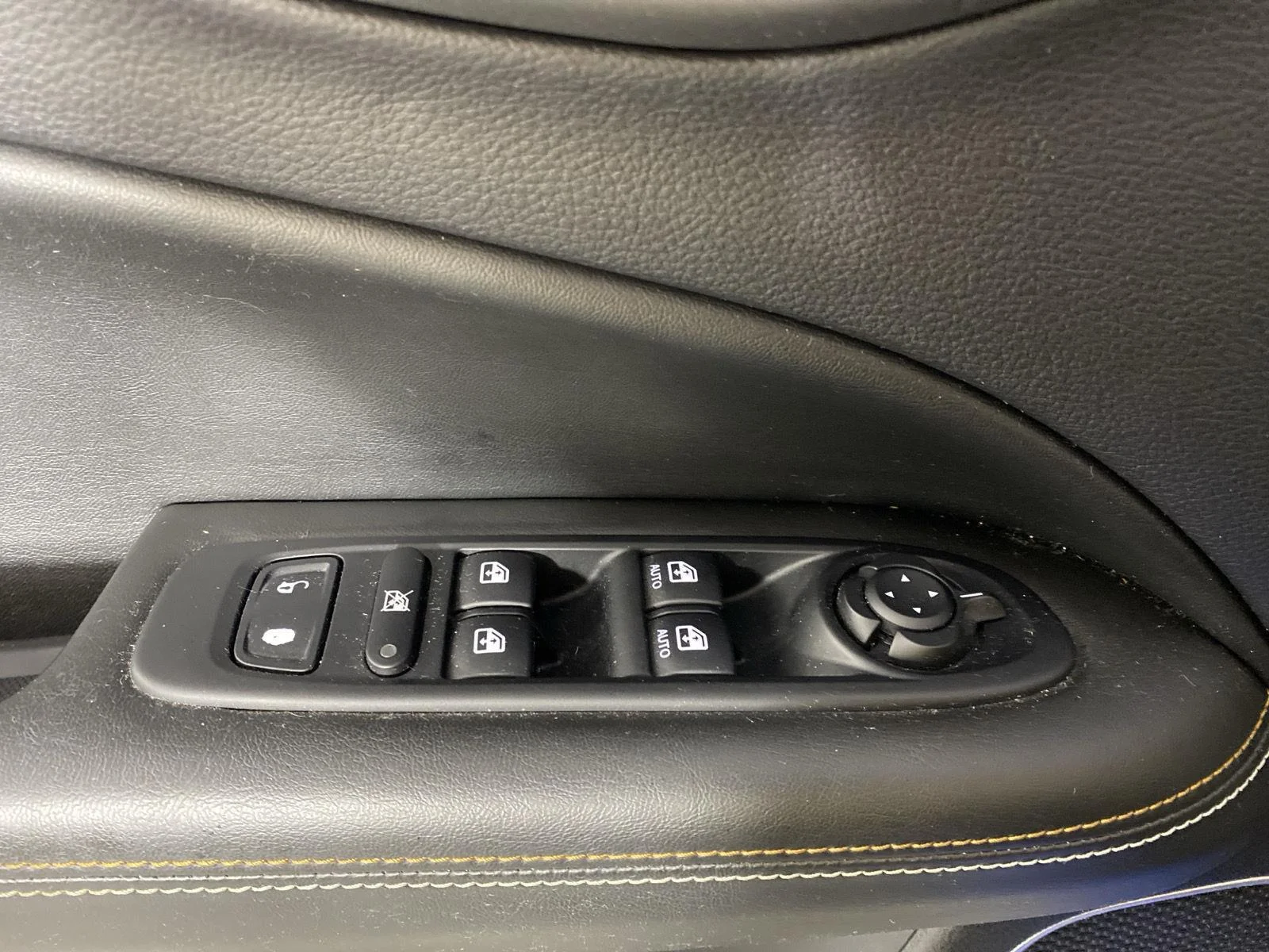 Used 2020 Laser Blue Pearlcoat Jeep Latitude image 11