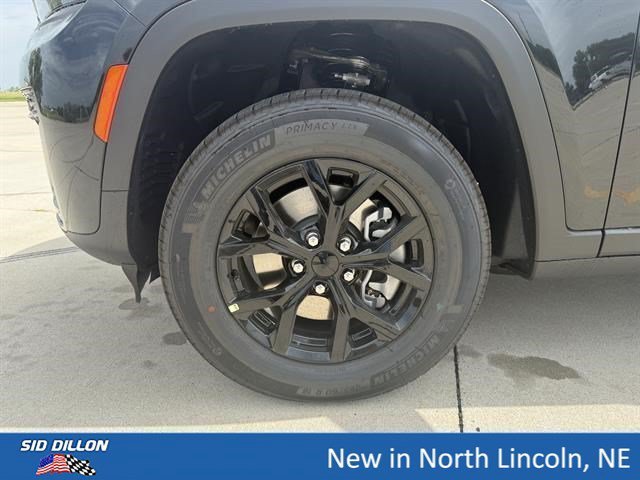New 2026 Diamond Black Crystal Pearl-Coat Exterior Paint Jeep Altitude 4x4 image 5