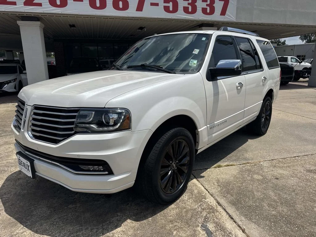 Used 2017 White Lincoln Select image 2