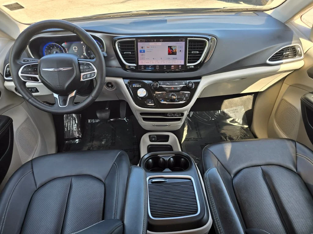 Used 2024 Black Chrysler Touring L image 5