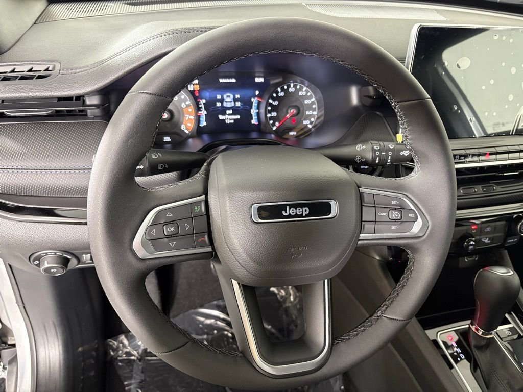 New 2026 Silver Zynith Metallic Clearcoat Jeep Latitude image 19