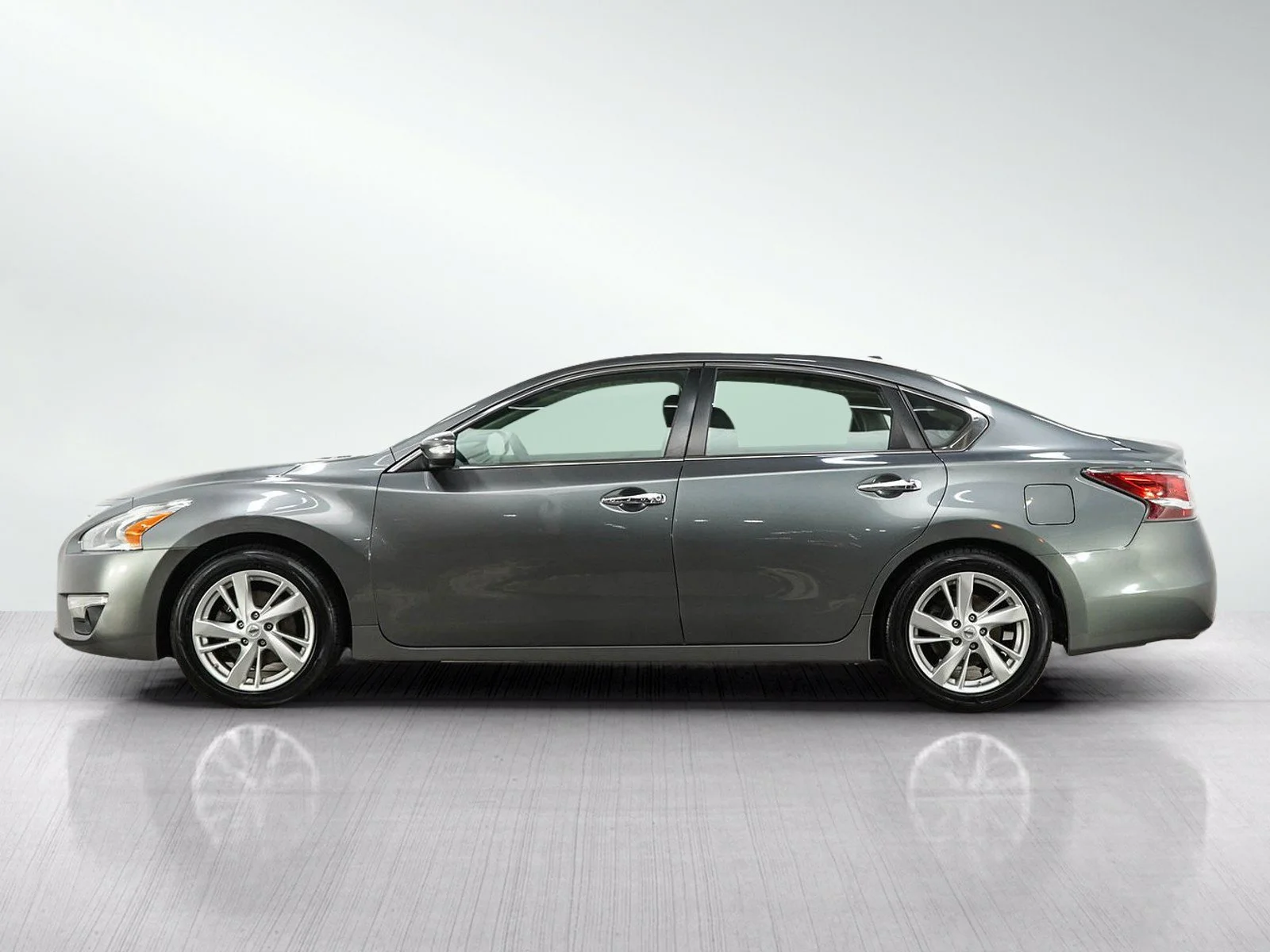 Used 2015 Nissan Altima SL with VIN 1N4AL3AP9FN335722 for sale in Burnsville, Minnesota