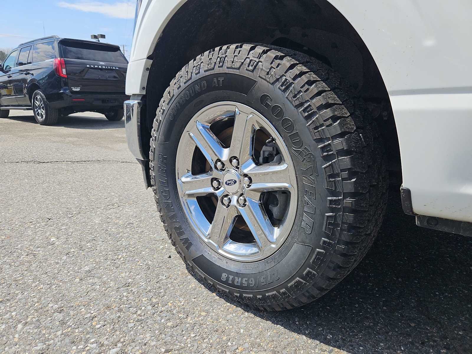 Certified Used 2025 Oxford White Ford XLT image 10