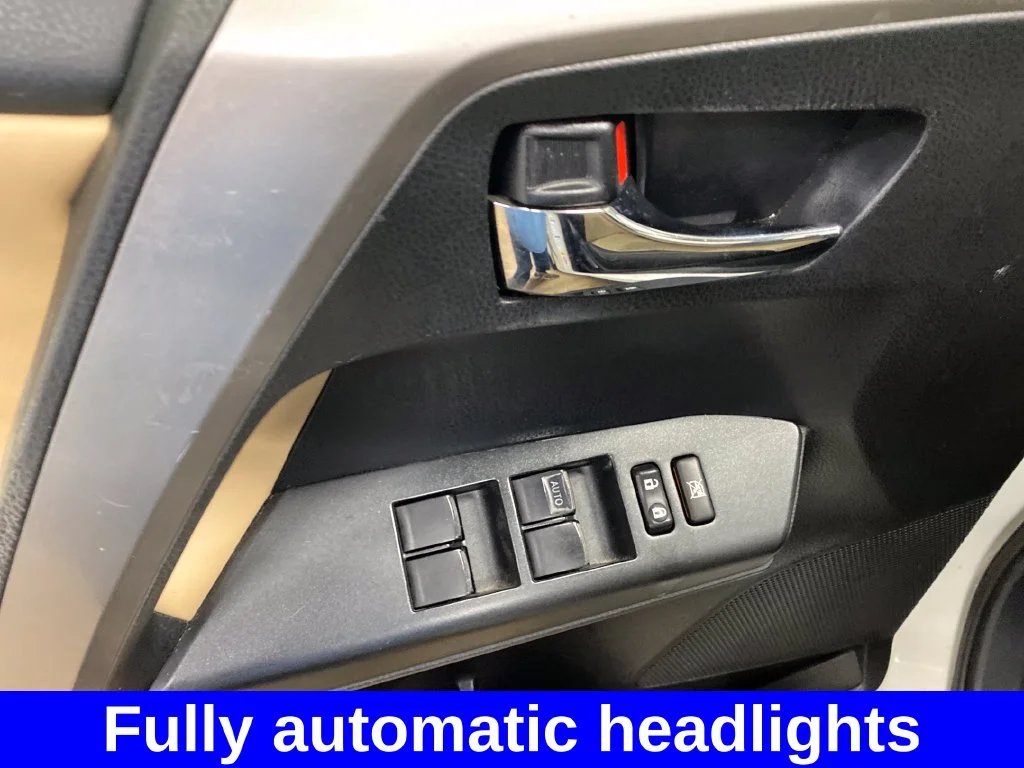 Used 2018 White Toyota XLE image 9