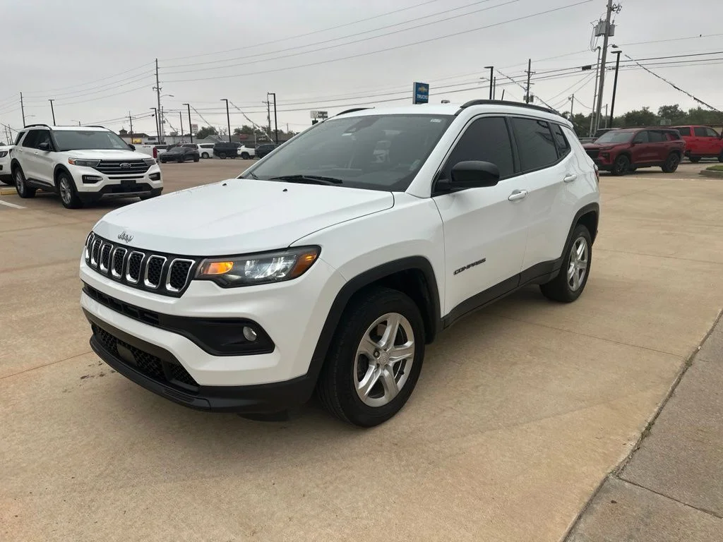 Used 2023 White Jeep Latitude image 27