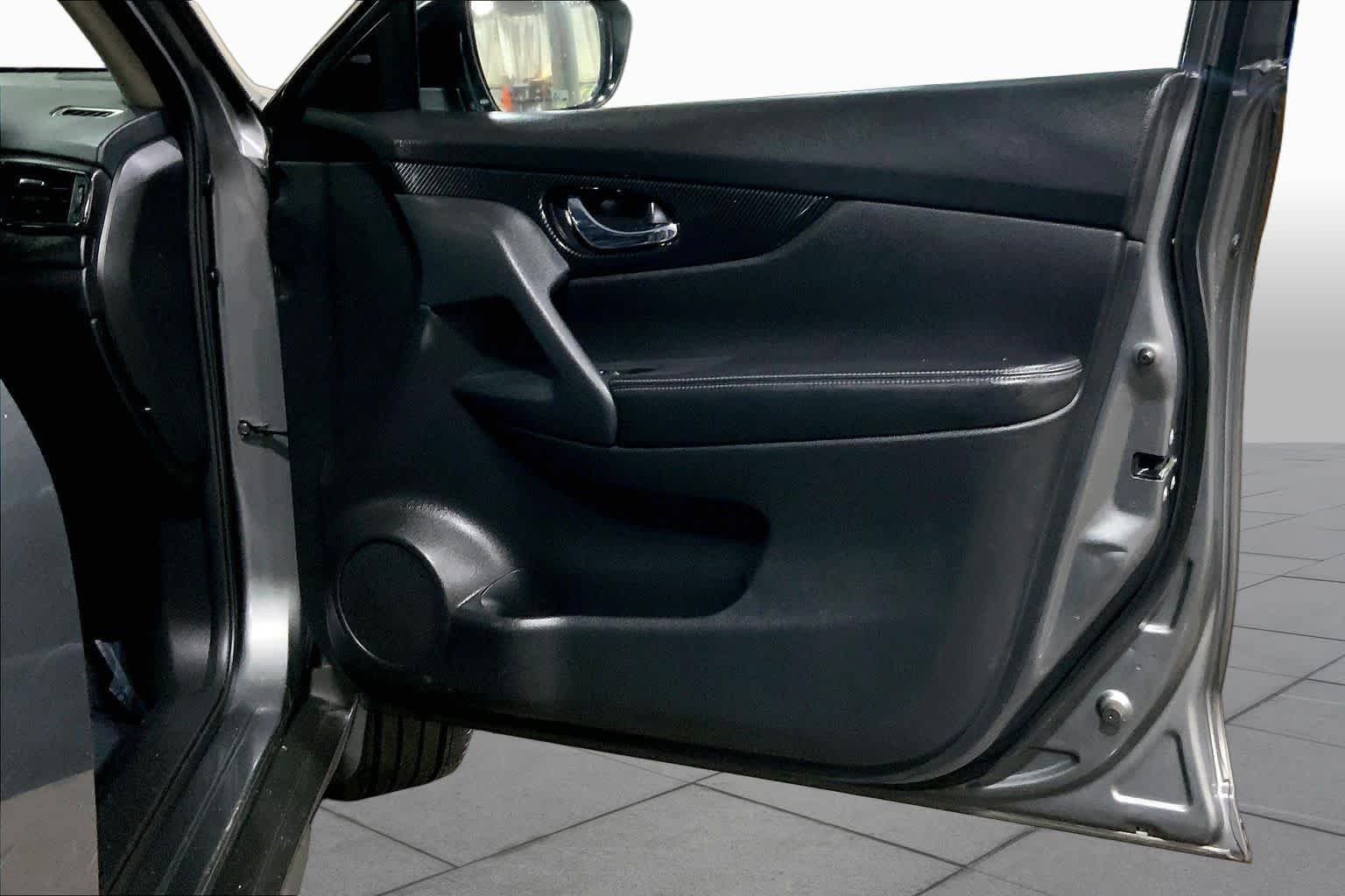 Used 2017 Gun Metallic Nissan SL image 23