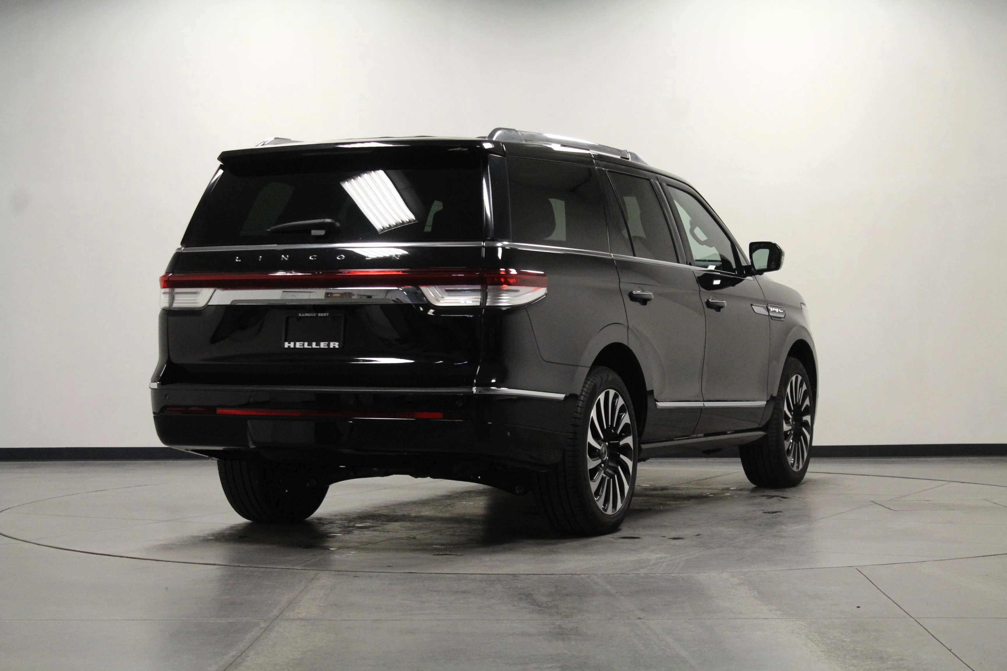 Used 2024 Infinite Black Metallic Clearcoat Lincoln Reserve image 4