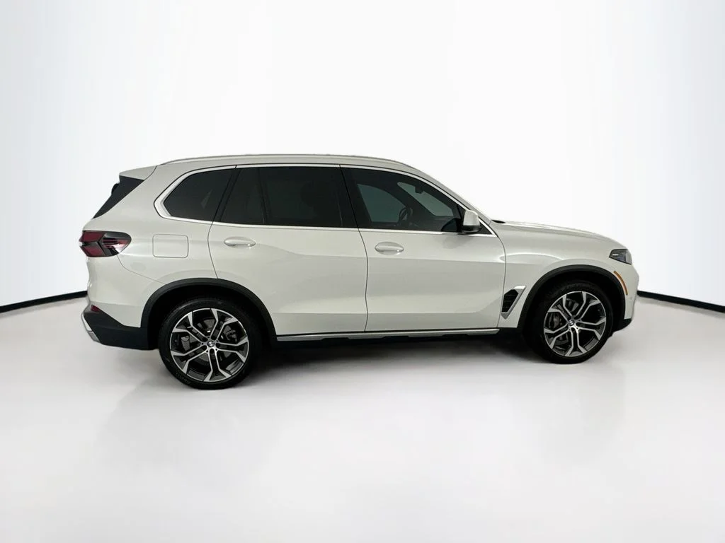 Used 2025 White BMW sDrive40i image 4