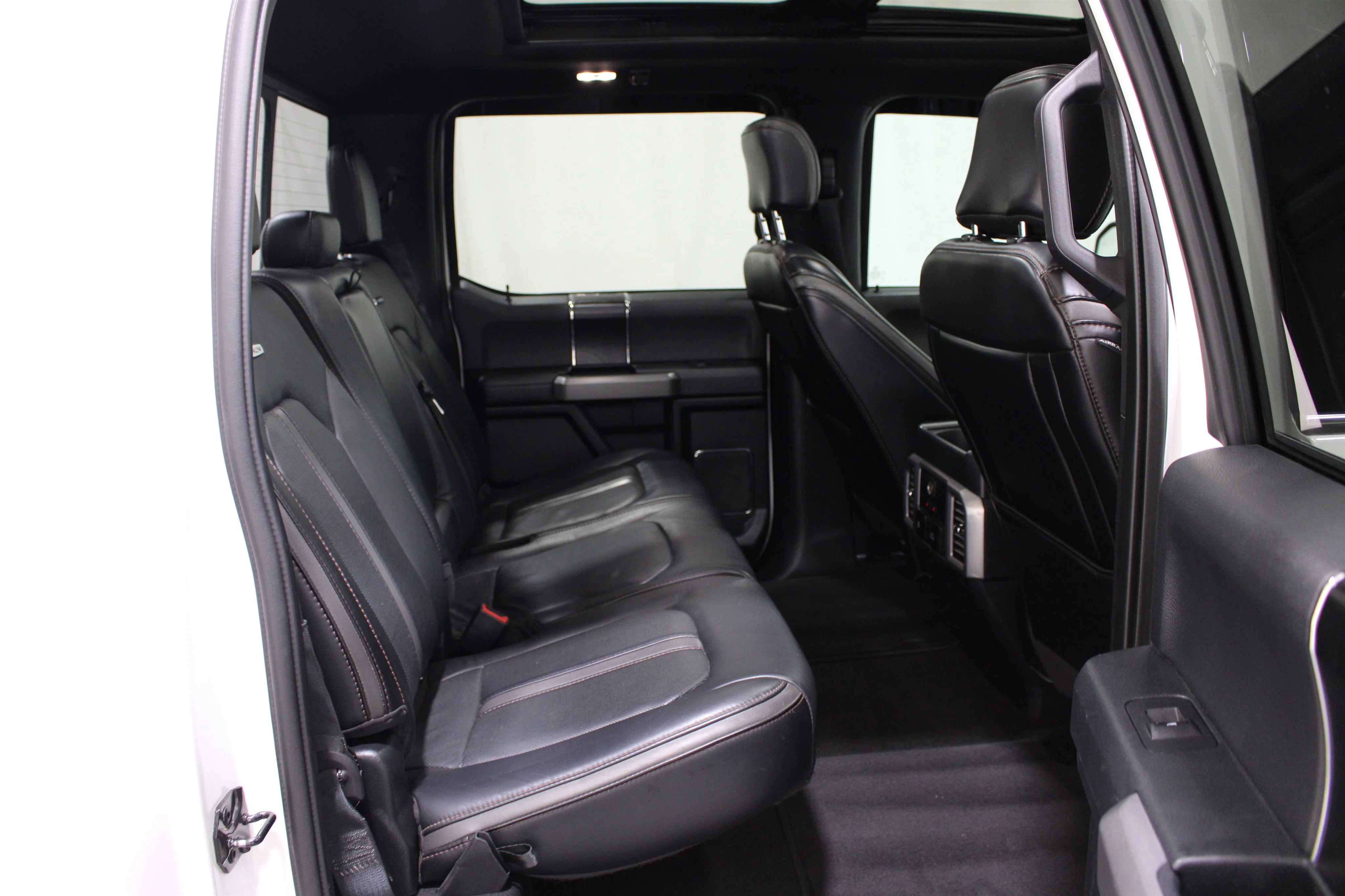 Used 2019 White Platinum Metallic Tri-Coat Ford Platinum image 22