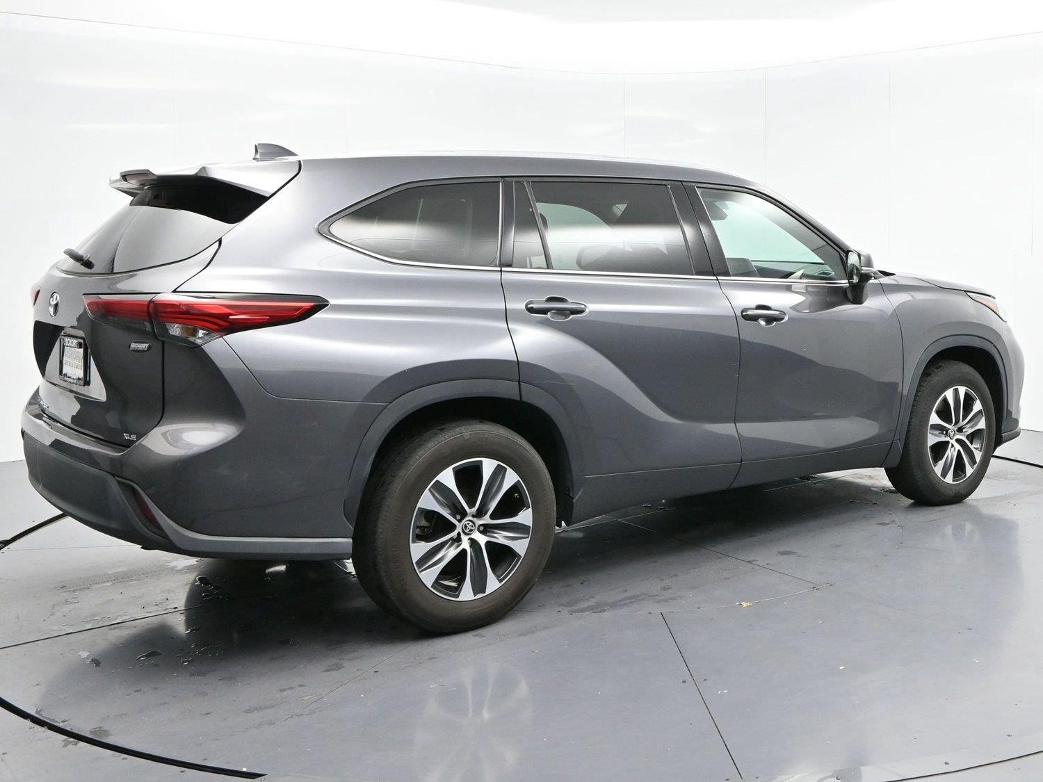 Used 2022 Magnetic Gray Metallic Toyota XLE image 7
