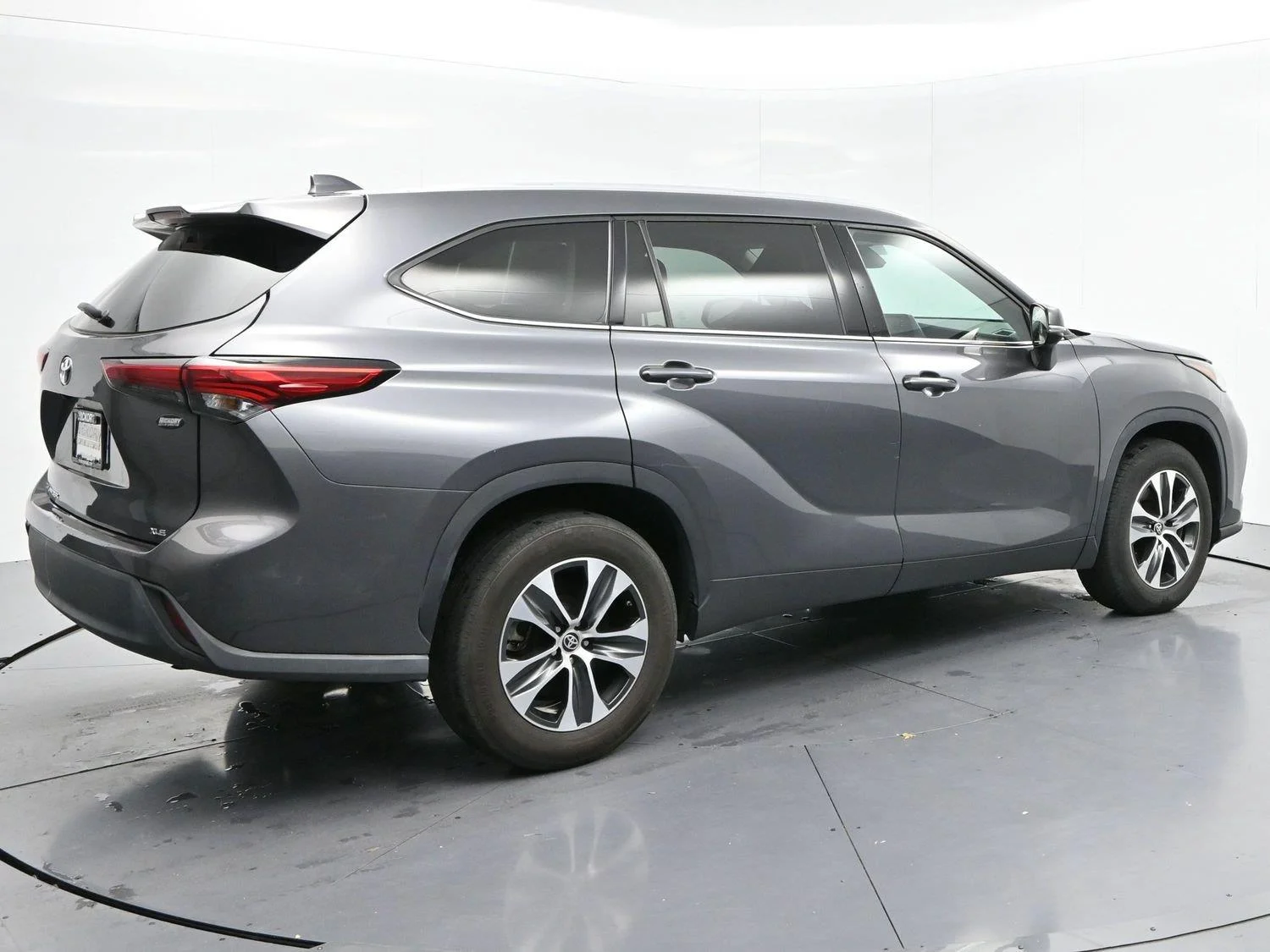 Used 2022 Magnetic Gray Metallic Toyota XLE image 7