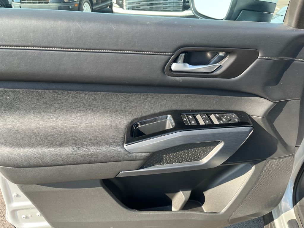 Used 2024 Silver Nissan SL image 11