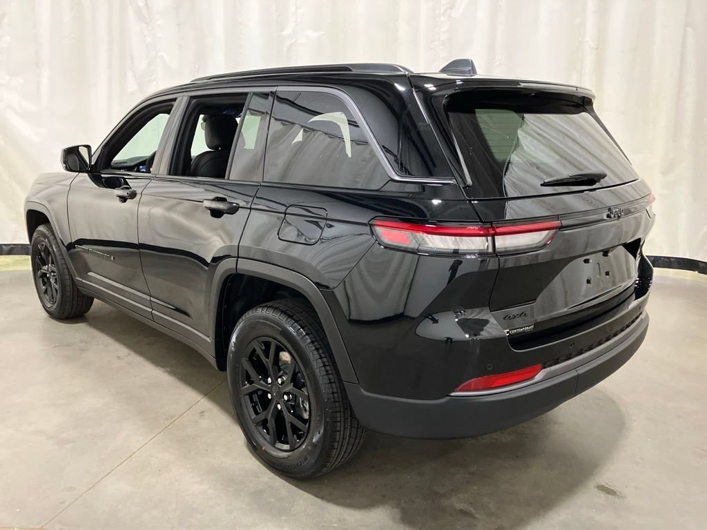 New 2026 Diamond Black Crystal Pearl-Coat Exterior Paint Jeep Laredo Altitude image 25