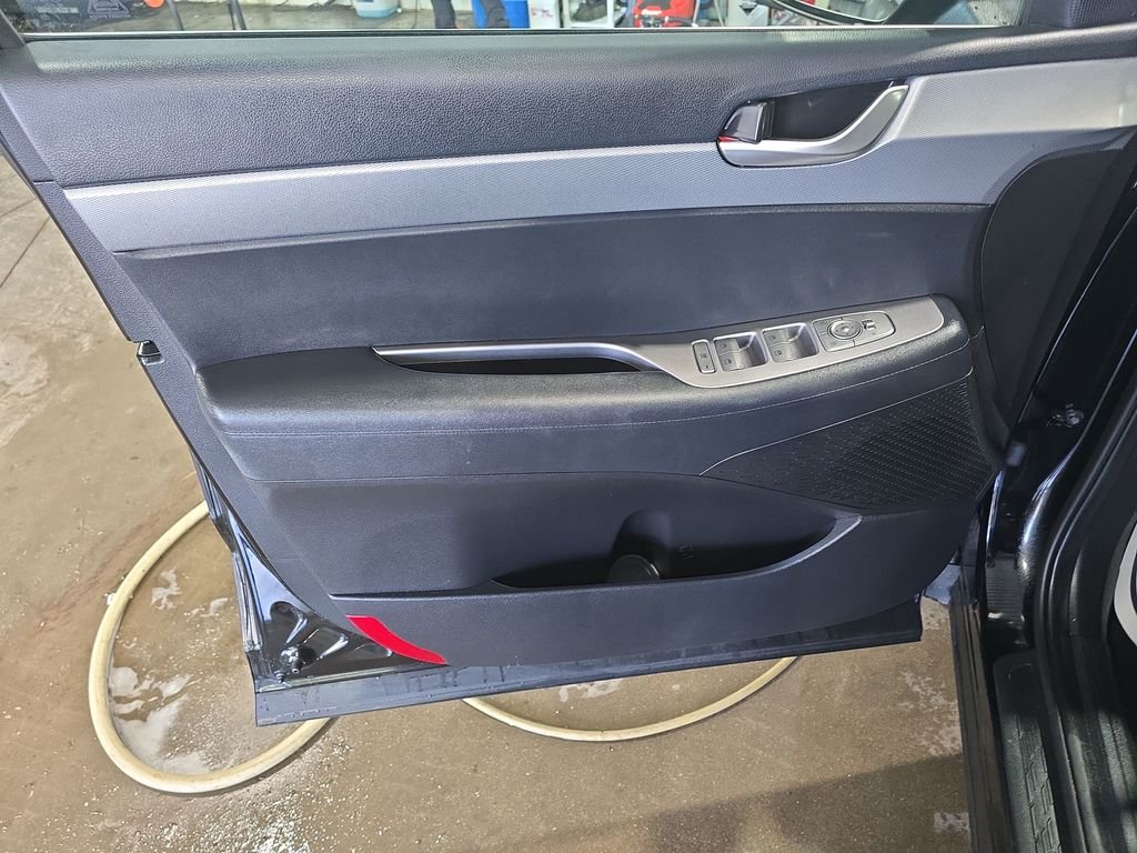 Used 2022 Black Hyundai SE image 12