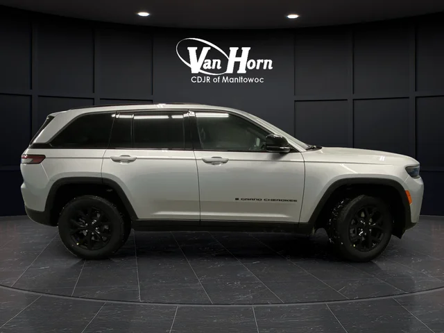 New 2026 Silver Zynith Exterior Paint Jeep Altitude image 2
