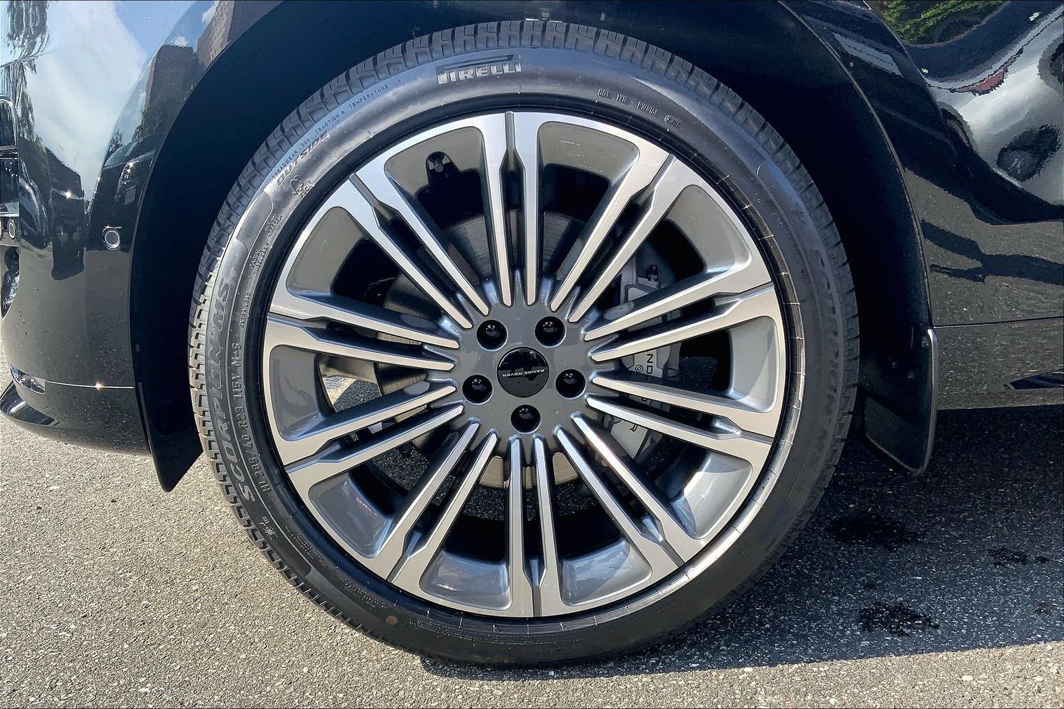 New 2026 Santorini Black Land Rover Dynamic SE image 11