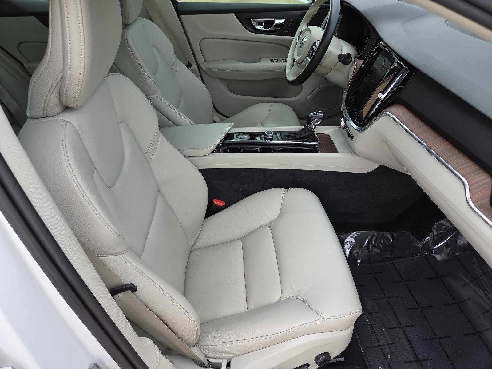 Used 2019 Crystal White Pearl Metallic Volvo Momentum image 38