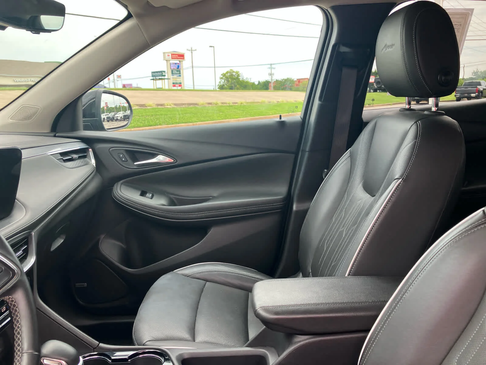 Used 2025 Ebony Twilight Metallic Buick Avenir image 10