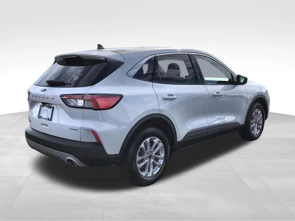Used 2022 White Ford SE image 10